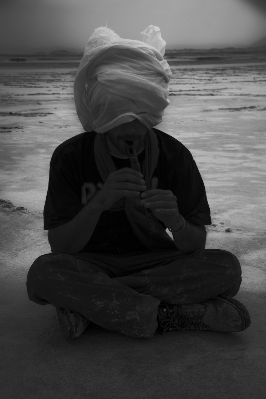 حسام در نمکزار ساز میزند...میدمد..