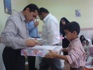 آقای بردستانی معاونت محترم پرورشی درحال اهداء هدایا
